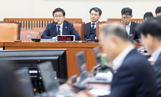 의원 질의 답변하는 김성환 장관