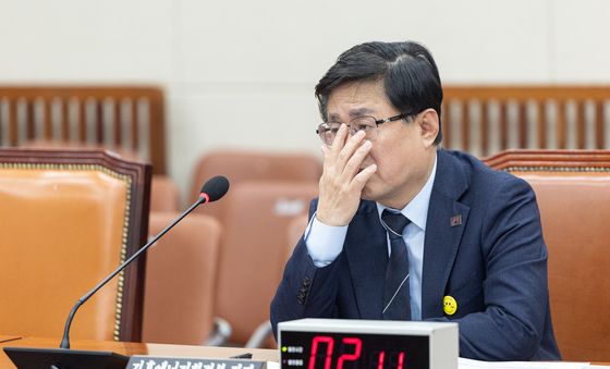 안경 고쳐쓰는 김성환 장관