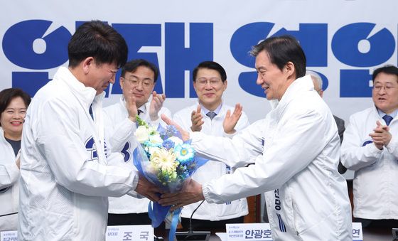 꽃다발 전달하는 조국 대표