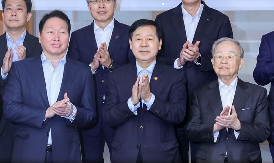 손뼉치는 최태원·구윤철·손경식