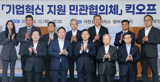 손뼉치는 구윤철 부총리·최태원·손경식 회장