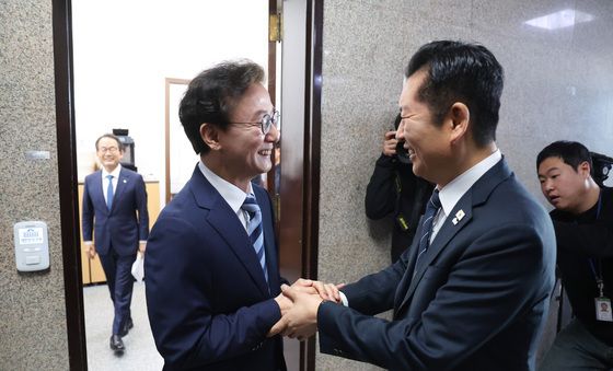 악수하는 정청래·전재수