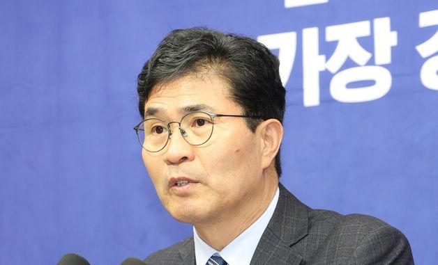 질의에 답변하는 이원택 의원
