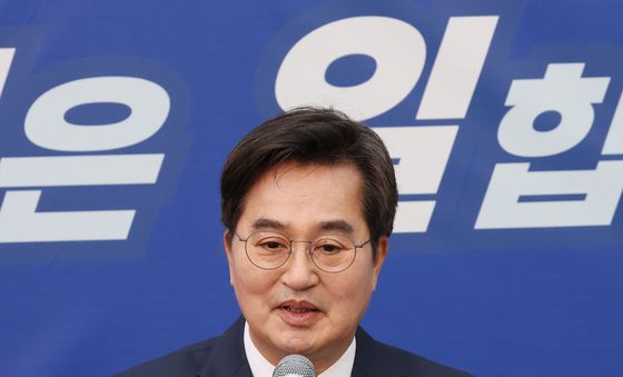 안양역서 경기지사 출마선언하는 김동연