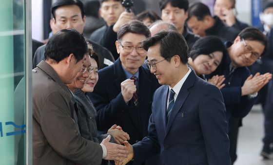 지지자들과 인사하는 김동연