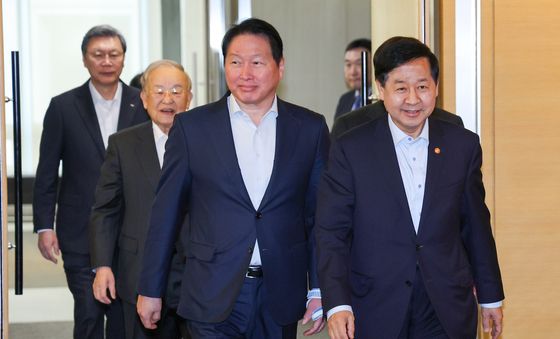 회의 입장하는 구윤철 부총리·최태원 회장