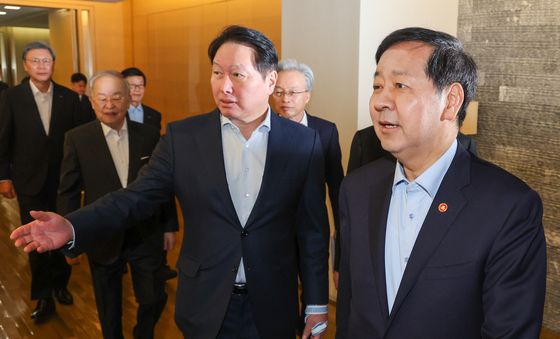 구윤철 부총리 안내하는 최태원 회장