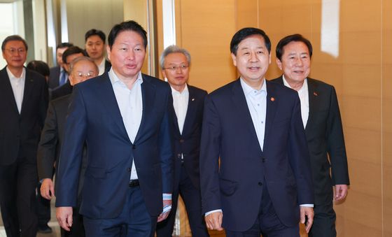 최태원 회장과 입장하는 구윤철 부총리