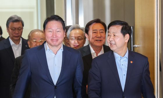 웃으며 입장하는 구윤철 부총리·최태원 회장