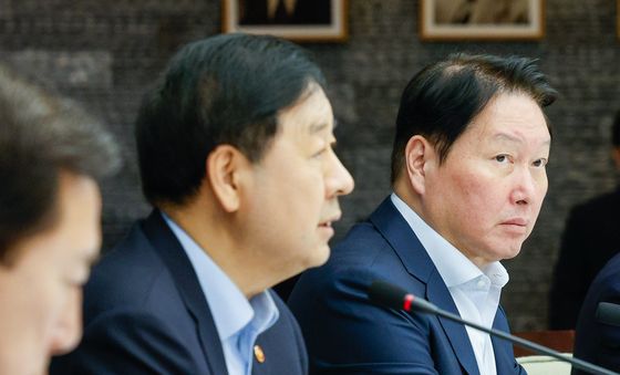 구윤철 부총리 발언듣는 최태원 회장