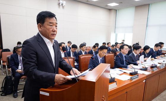 법안심사 보고하는 박성민 산업통상자원지식재산소위원장