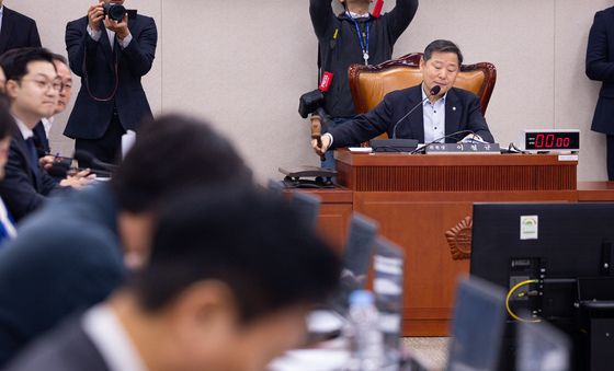 법안 의결하는 이철규 국회 산자위원장