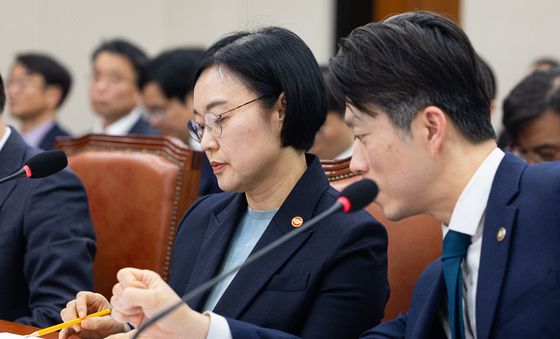 논의하는 한성숙 장관과 노용석 1차관