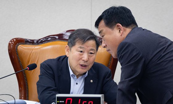 대화 나누는 이철규 위원장과 박성민 국민의힘 간사