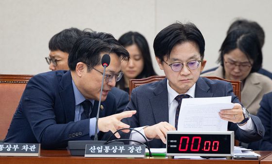 논의하는 김정관 산업부 장관과 문신학 차관