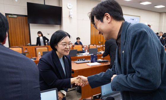 장철민 민주당 의원과 인사하는 한성숙 중기부 장관