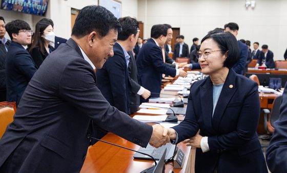 야당 간사와 인사하는 한성숙 장관