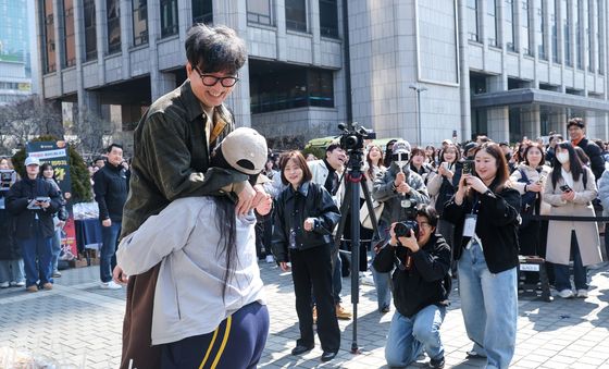 '왕사남' 장항준 감독 번쩍 안아든 팬