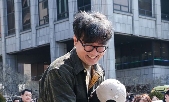 '왕사남' 장항준 감독 번쩍 안아든 팬