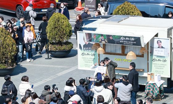 '왕사남' 열풍, 커피차 쏜 장항준 감독
