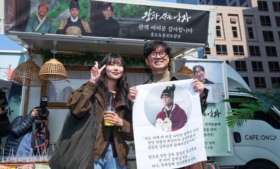 '왕사남' 열풍, 커피차로 관객들 만난 장항준 감독