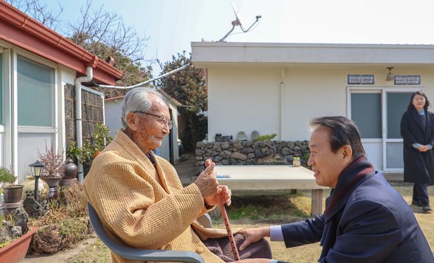 권오을 장관, 강태선 애국지사 자택 방문