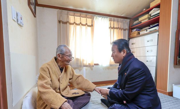 강태선 애국지사 위문하는 권오을 장관