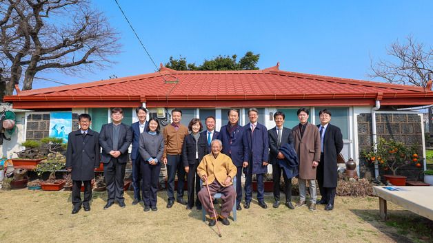 강태선 애국지사와 기념촬영하는 권오을 장관