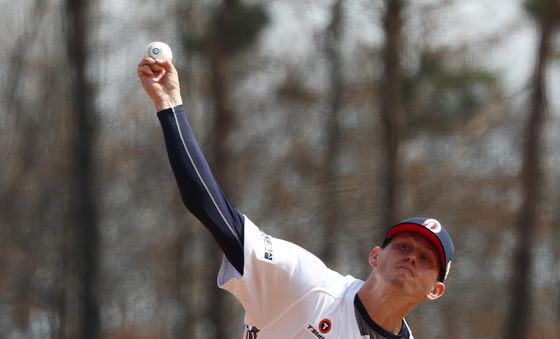 시범경기 선발로 나선 두산 플렉센