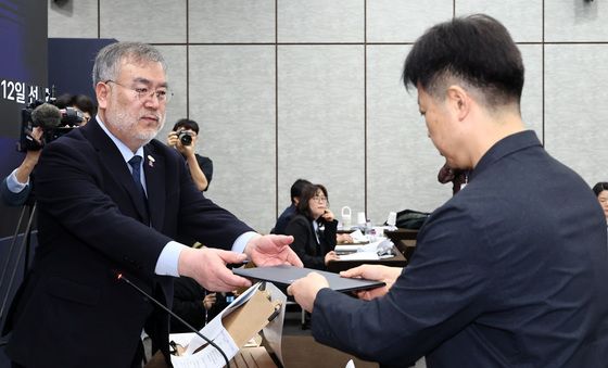 선서문 제출하는 송병주 전 용산서 112치안종합상황실장