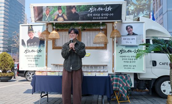 '왕사남 1200만 돌파' 감사 인사하는 장항준 감독