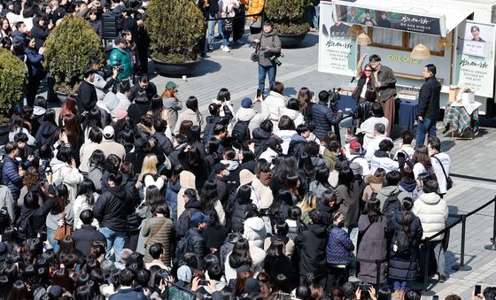 '왕과 사는 남자' 장항준 감독, 팬들과의 만남