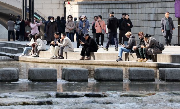 포근한 날씨… 청계천 찾은 시민들