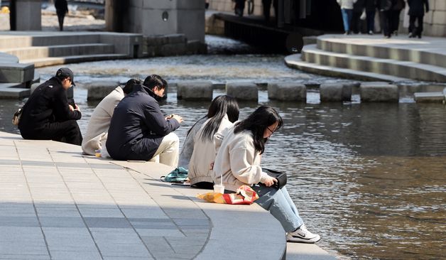 포근한 날씨… 청계천 찾은 시민들