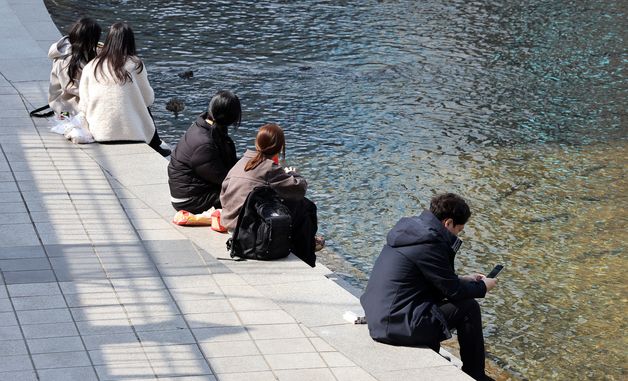 봄 문턱 날씨… 청계천 찾은 시민들