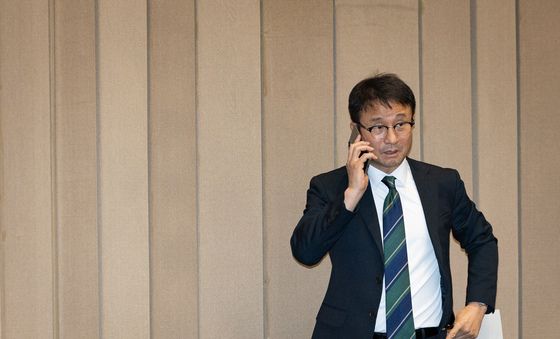 통화하는 한병도 민주당 원내대표