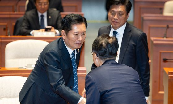 의원들과 인사하는 정청래 민주당 대표