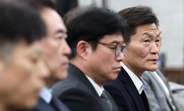 조사관 질문 답하는 이임재 전 용산경철서장