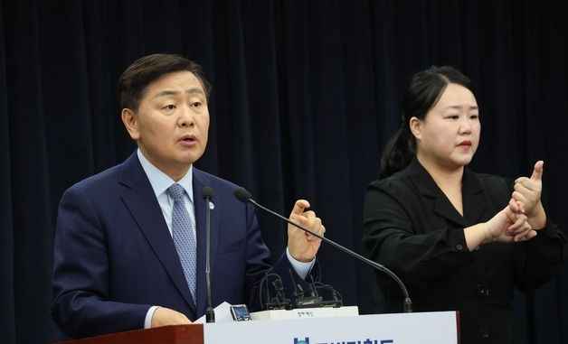 타운홀미팅 및 현대자동차그룹 투자협약 후속대응 설명하는 김관영 도지사