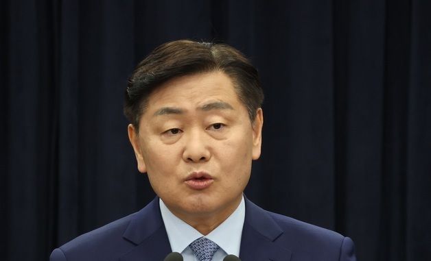 질의에 답변하는 김관영 도지사