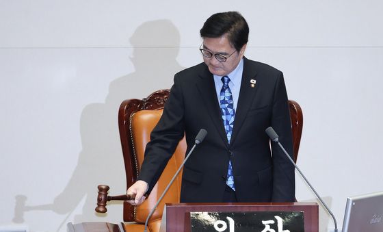 의사봉 두드리는 우원식 의장