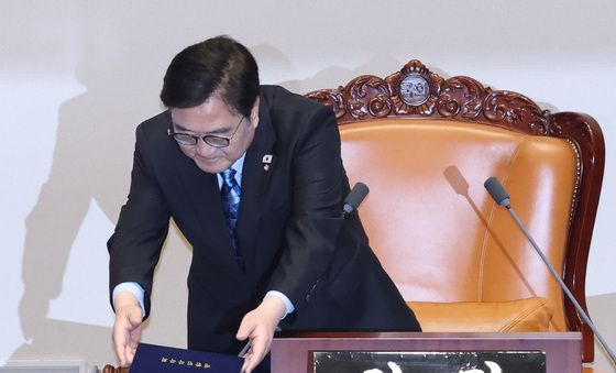 선서문 제출하는 김준환 의원