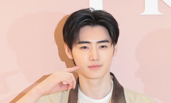 앤하이픈 성훈, 볼 콕 왕자님