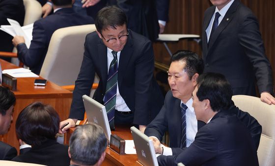 본회의 대화하는 정청래·한병도