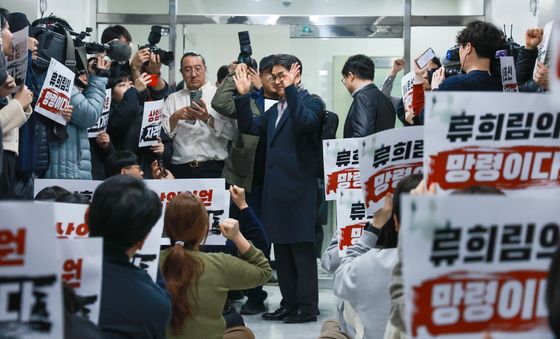 언론노조 구호 속 손 흔드는 김우석 상임위원