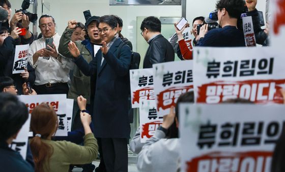 손 흔드는 김우석 상임위원