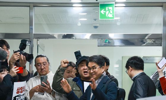 손 흔드는 김우석 상임위원