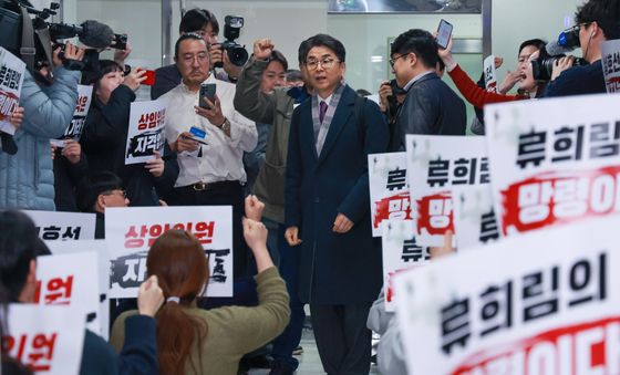 언론노조 구호 속 회의 향하는 김우석 상임위원