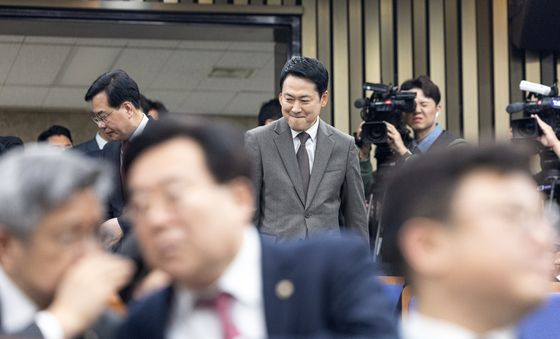 의원총회 참석하는 장동혁 대표