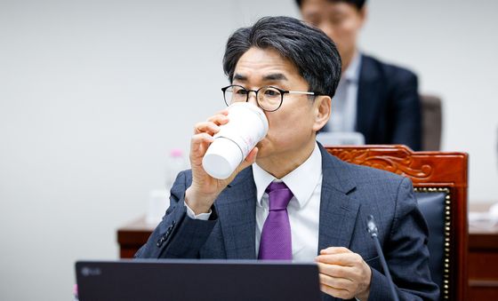 목 축이는 김우석 상임위원